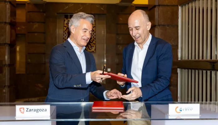 Víctor Serrano y Andrés Llombart, durante la firma de convenio. 