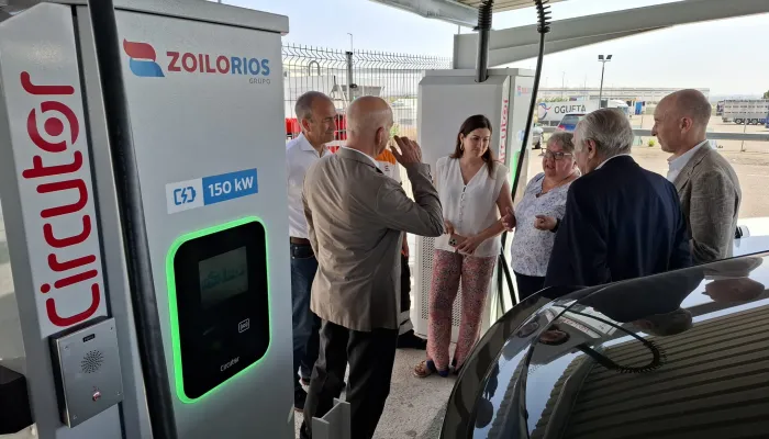Self-sufficient station for ultra-fast recharging