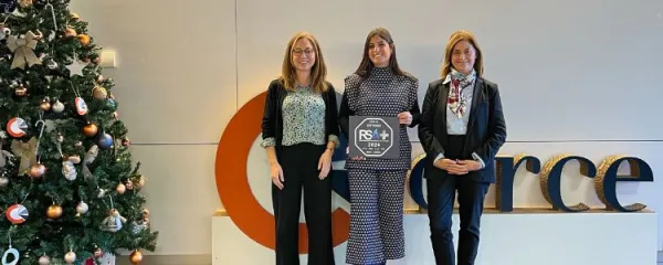 Equipo de Personas y Talento, RSC y Calidad sosteniendo el premio RSA