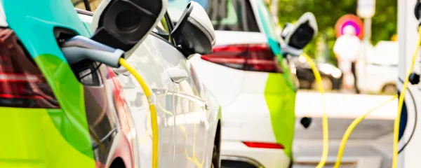 vehículos eléctricos en estación de carga